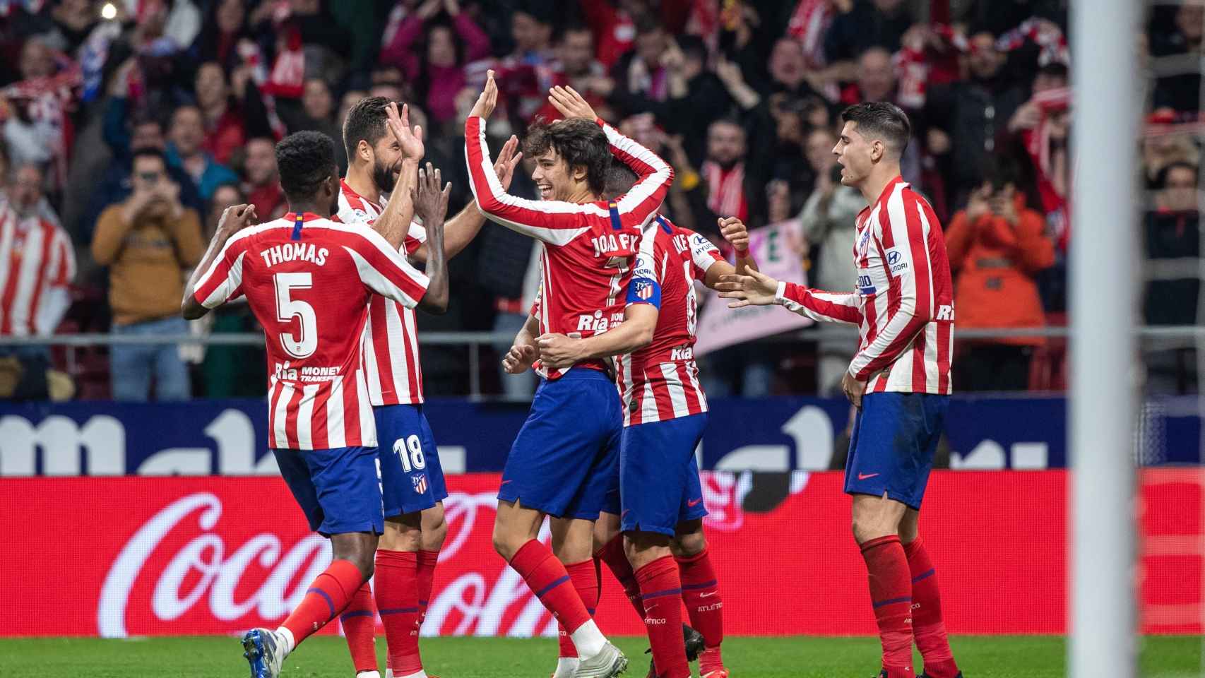 Los jugadores del Atlético de Madrid celebran uno de los goles del partido