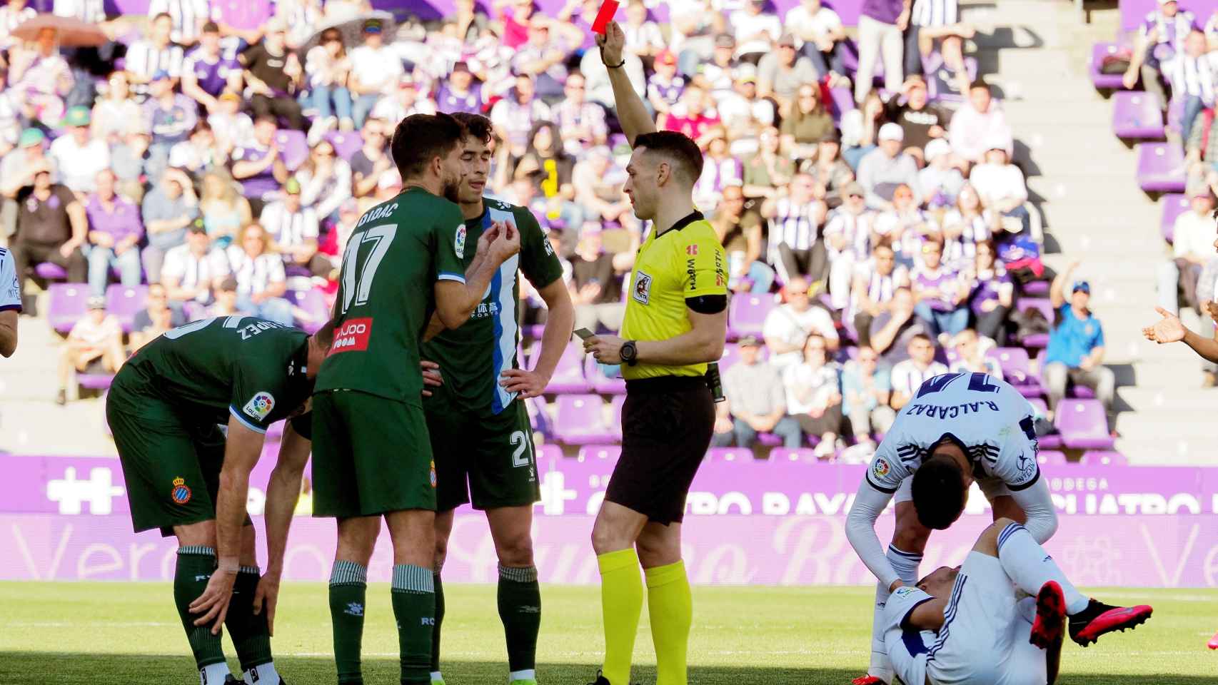 Un jugador del Espanyol ve la tarjeta roja en el partido frente al Real Valladolid en el José Zorrilla