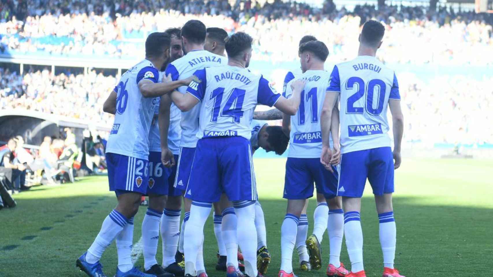Los jugadores del Zaragoza celebran uno de los goles del partido