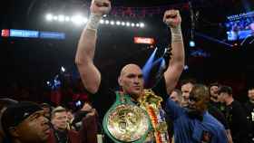 Tyson Fury celebrando su título de campeón  mundial WBC del peso pesado