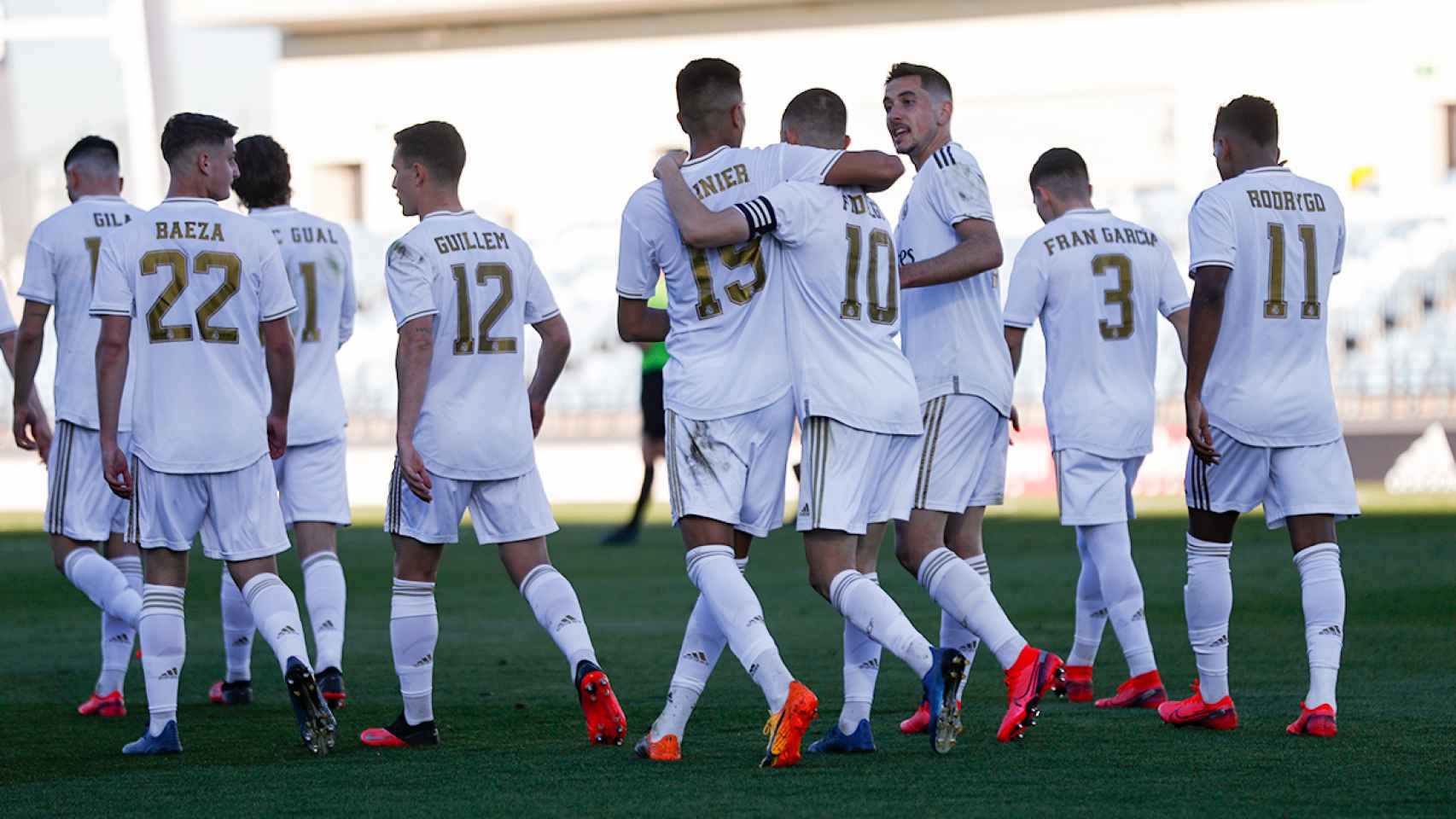 Reinier y Fidalgo se abrazan tras el primer gol del Castilla ante el Sanse