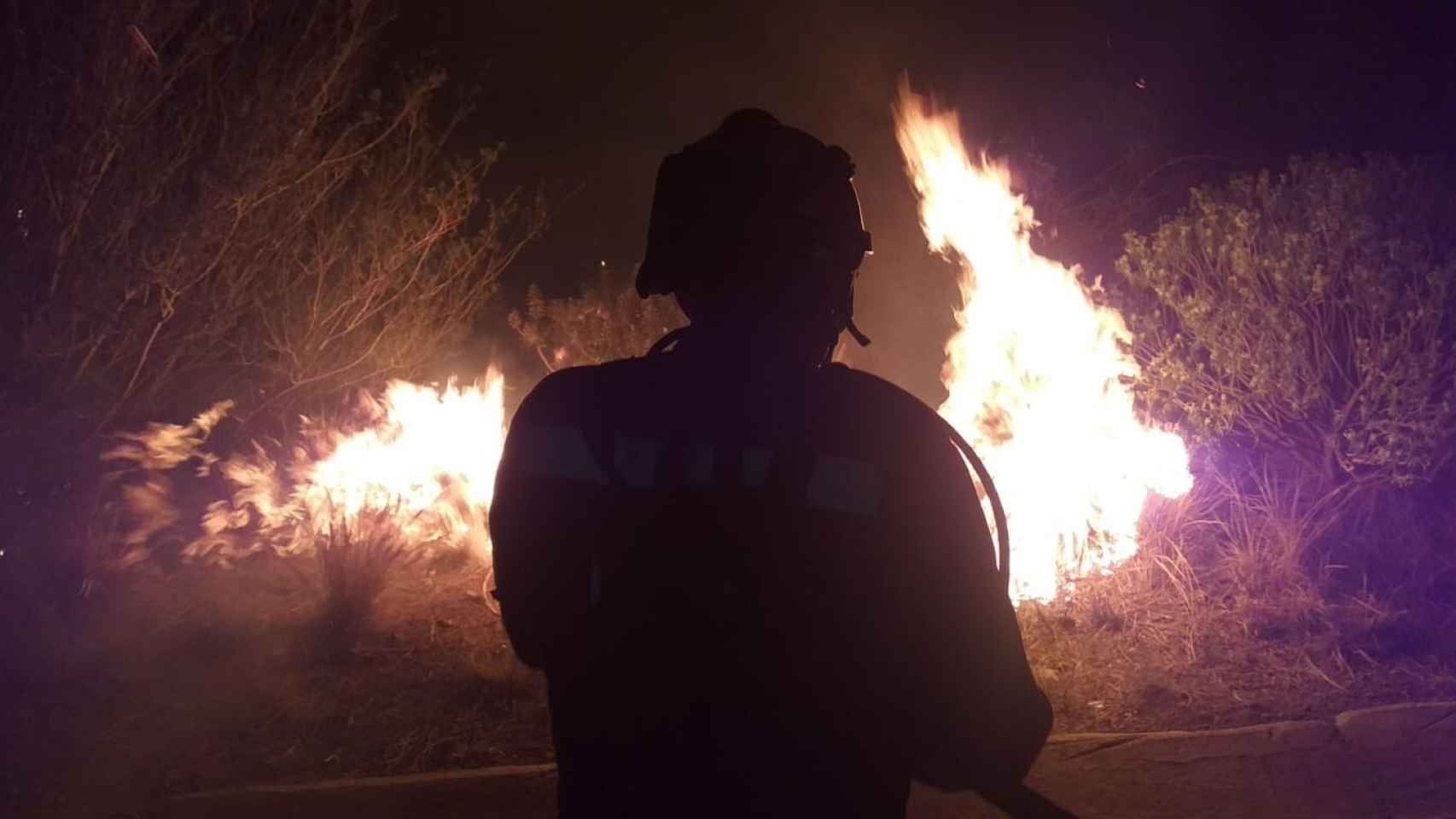 Un bombero en el incendio de Gran Canaria.