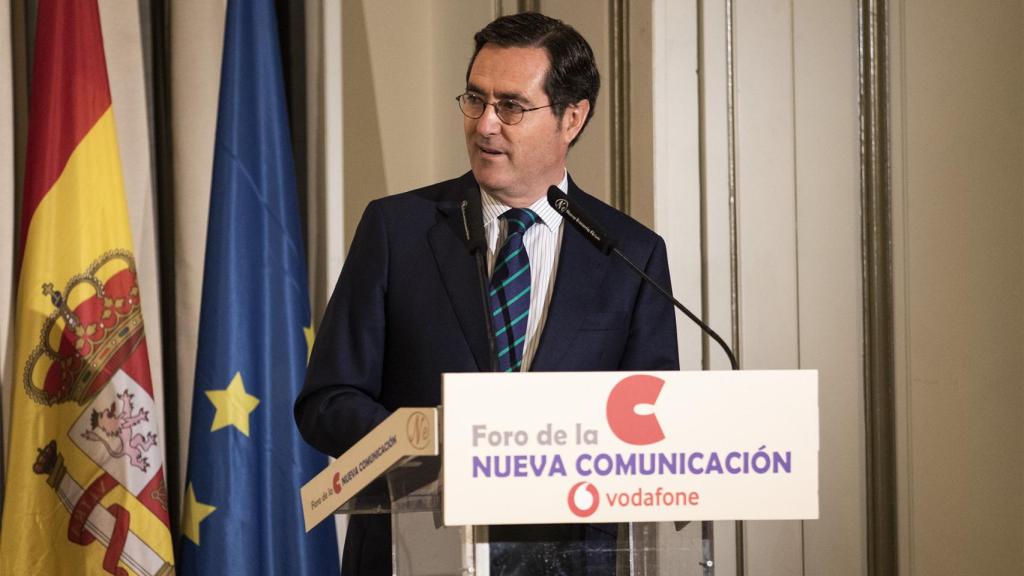 Antonio Garamendi, presidente de la CEOE, presentando a Pedro J. Ramírez.