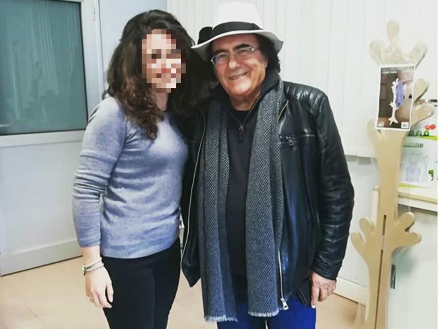 Al Bano Carrisi junto a una seguidora en las instalaciones de los supermercados MD.