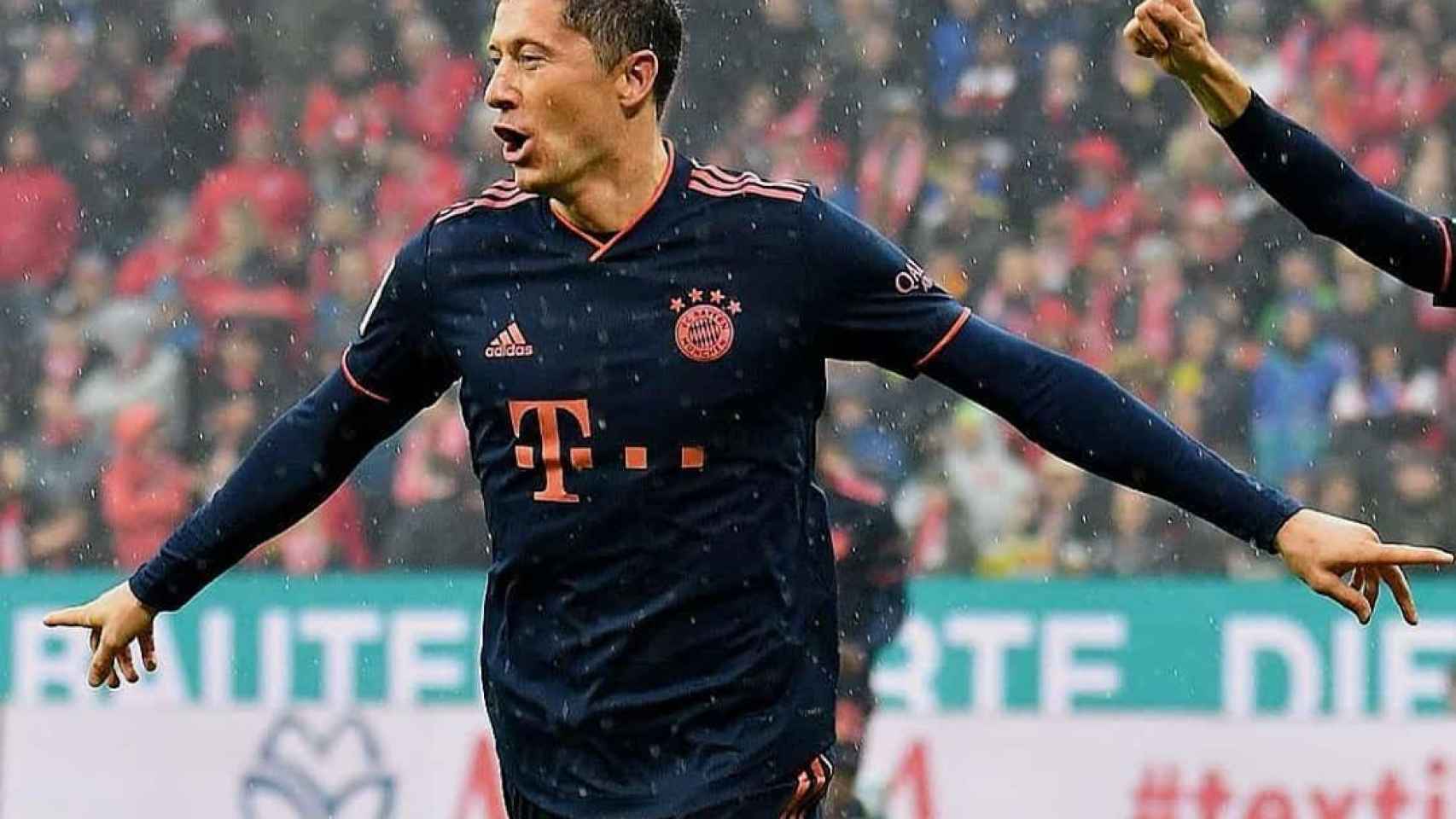 Robert Lewandowski marcando su gol número 150 con el Bayern en Bundesliga