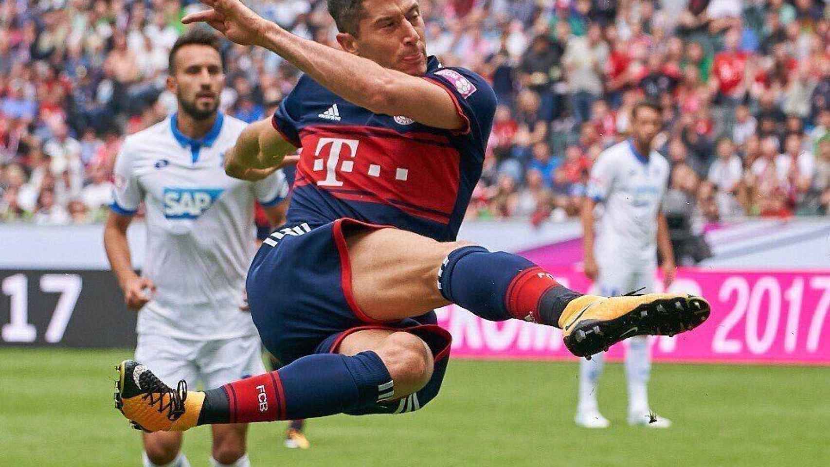 Robert Lewandowski haciendo un movimiento acrobático para marcar un gran gol