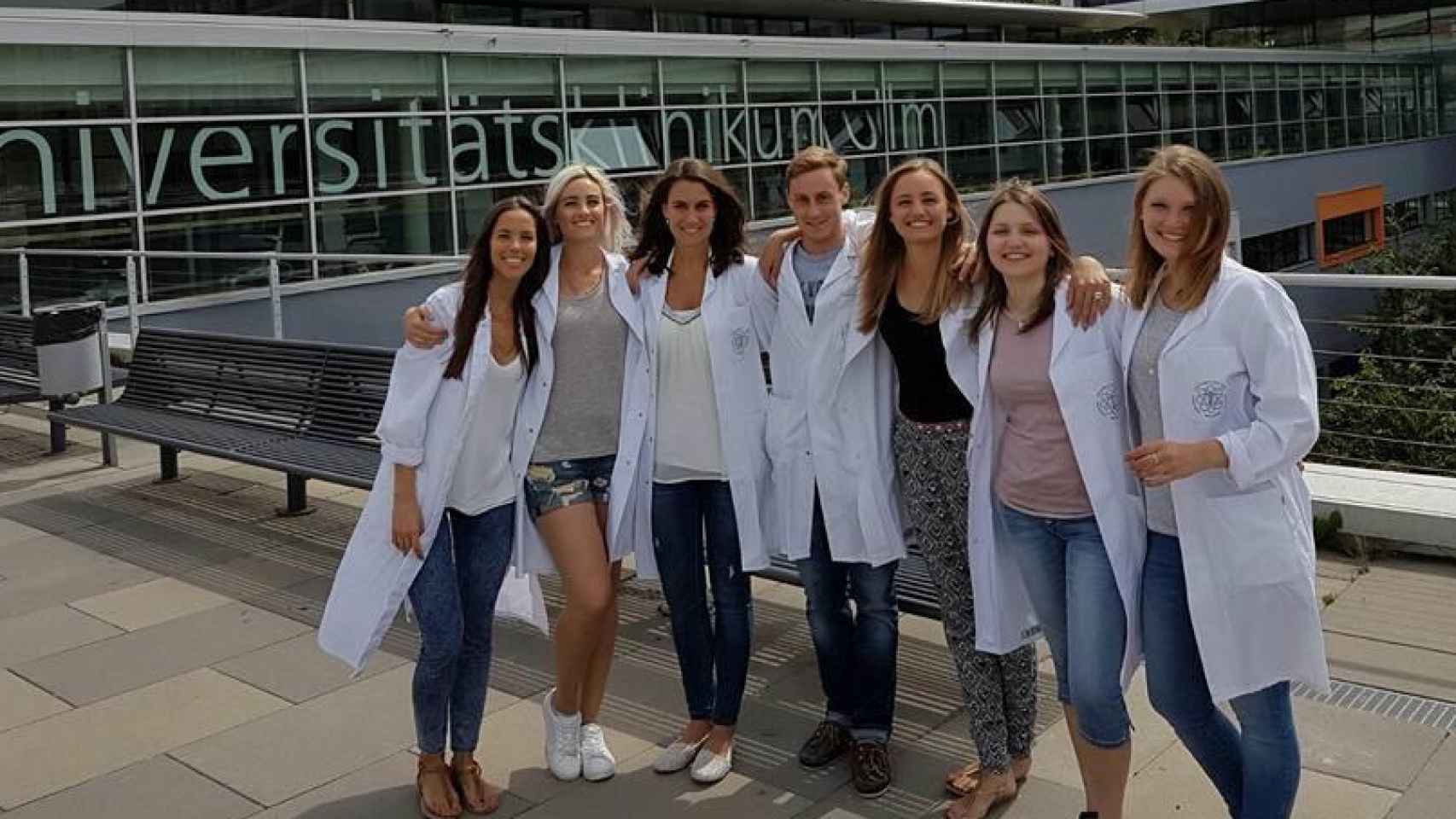 La médico Ana Saavedra, junto a otros compañeros de su universidad, en Alemania.
