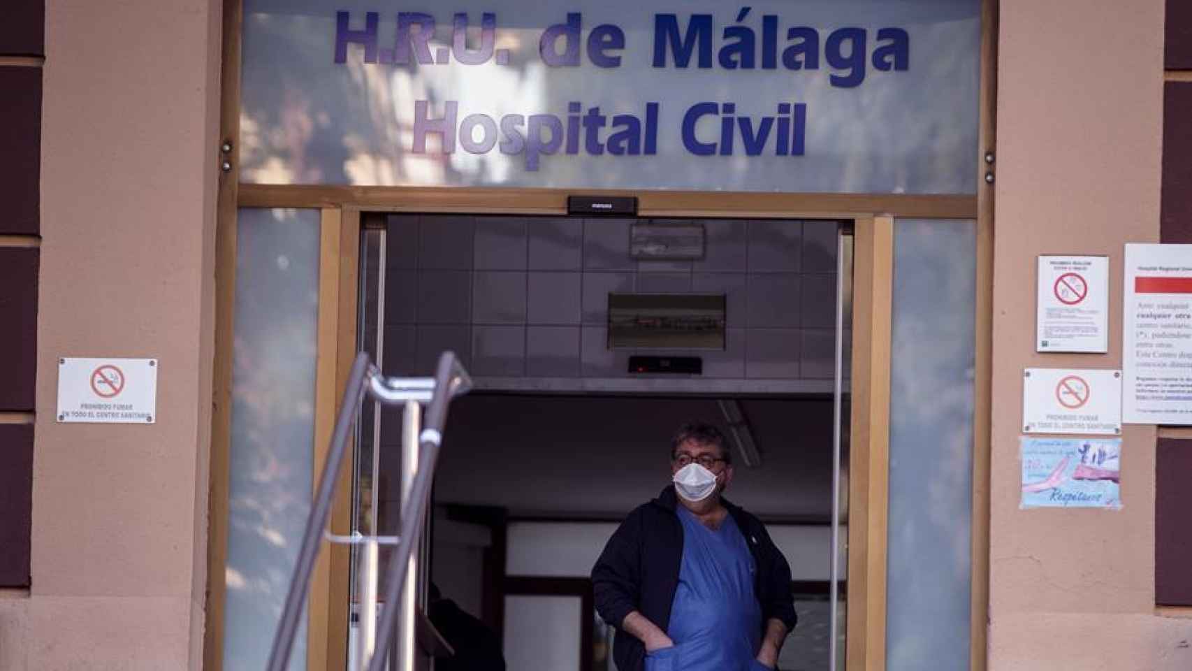 Un médico con mascarilla en la puerta del Hospital Civil de Málaga.