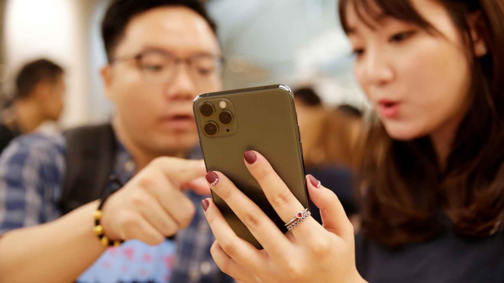 Consumidores chinos admiran un iPhone 11 Pro