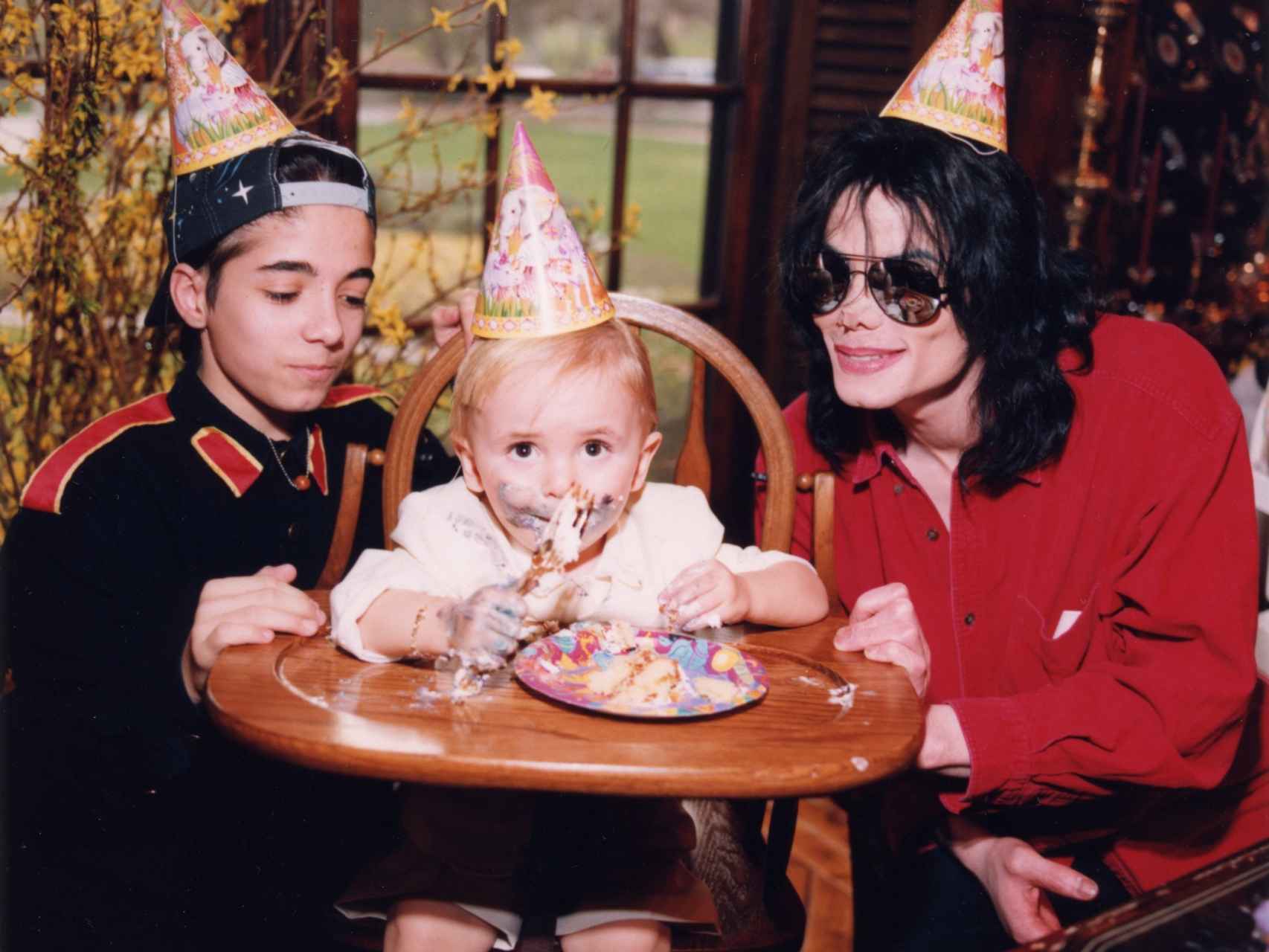 Michael Jackson celebrando el cumpleaños de su hijo Paris, junto a Prince, en Neverland.