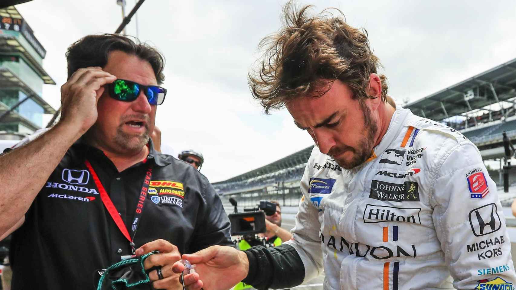 Michael Andretti y Fernando Alonso dialogando en un circuito