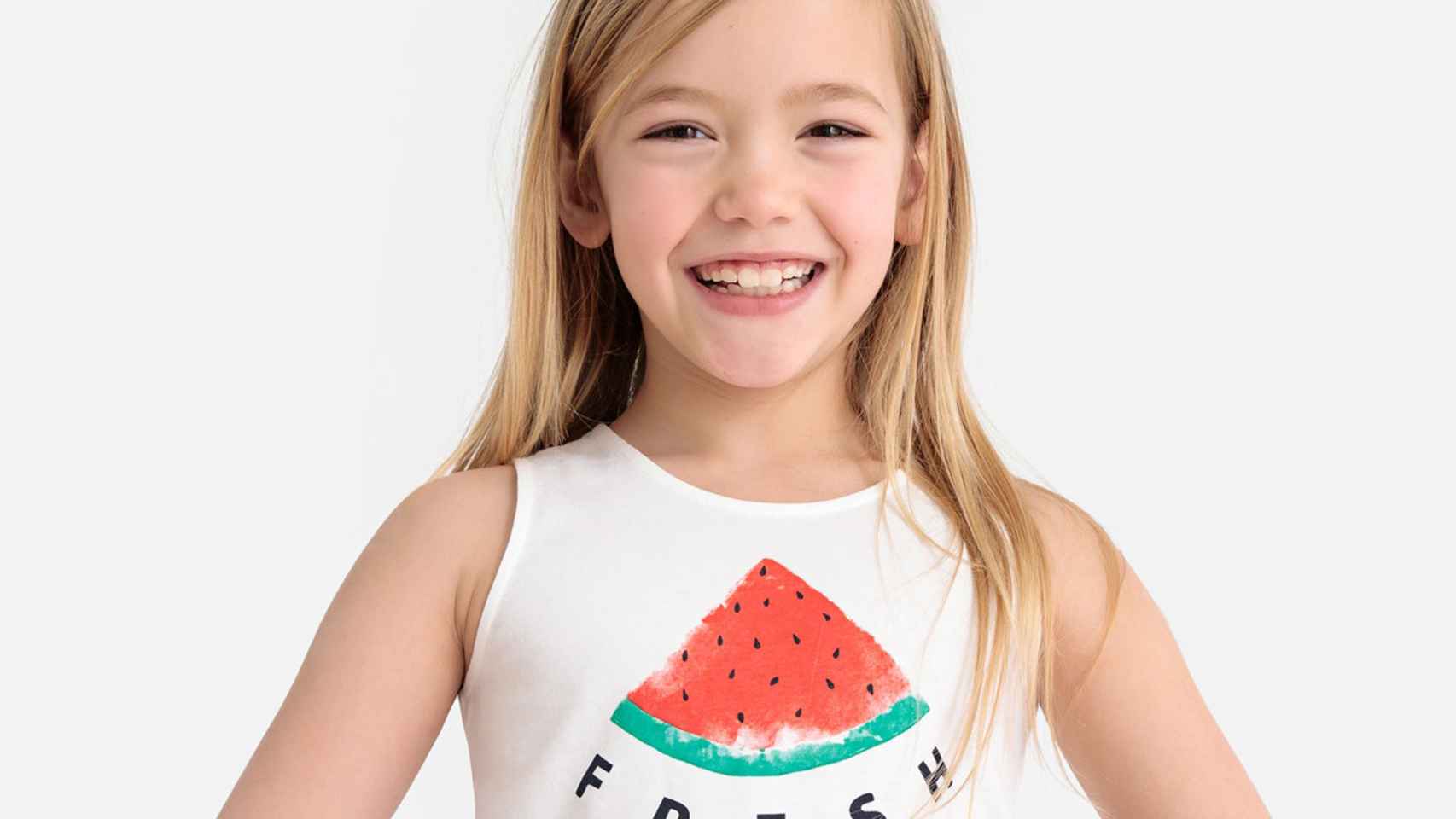 Una niña con una camiseta de la marca.