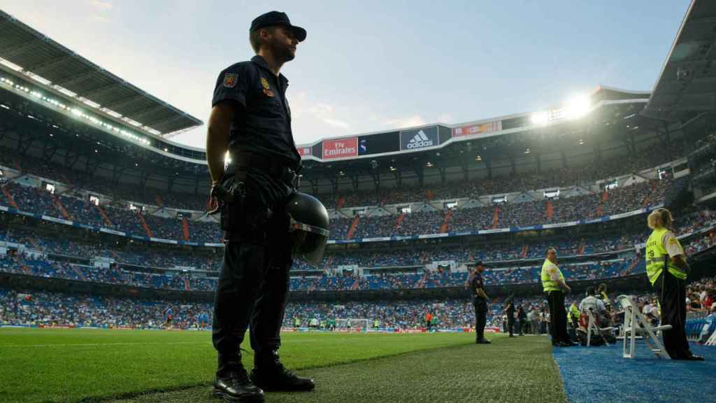 Un agente de la Policía Nacional en el Santiago Bernabéu