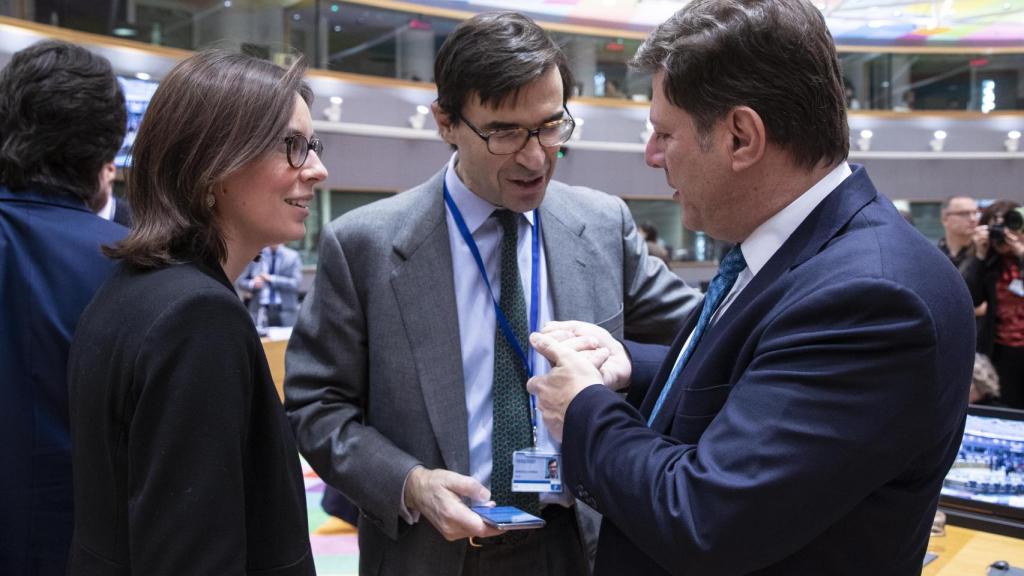 El secretario de Estado para la UE, Juan González-Barba, conversa con sus homólogos de Francia y Grecia.