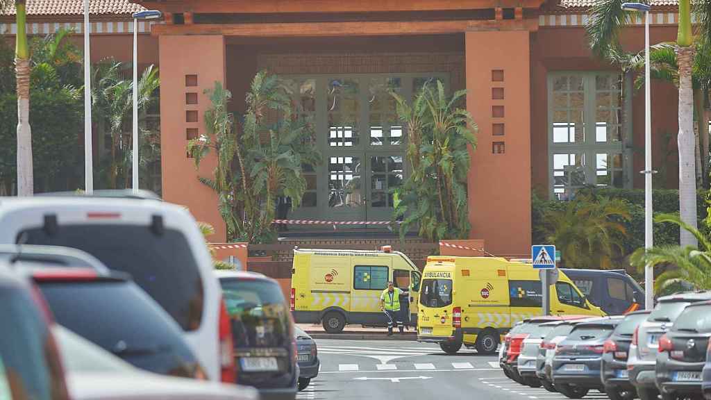 Ambulancias bloquean la salida principal del hotel en cuarentena.