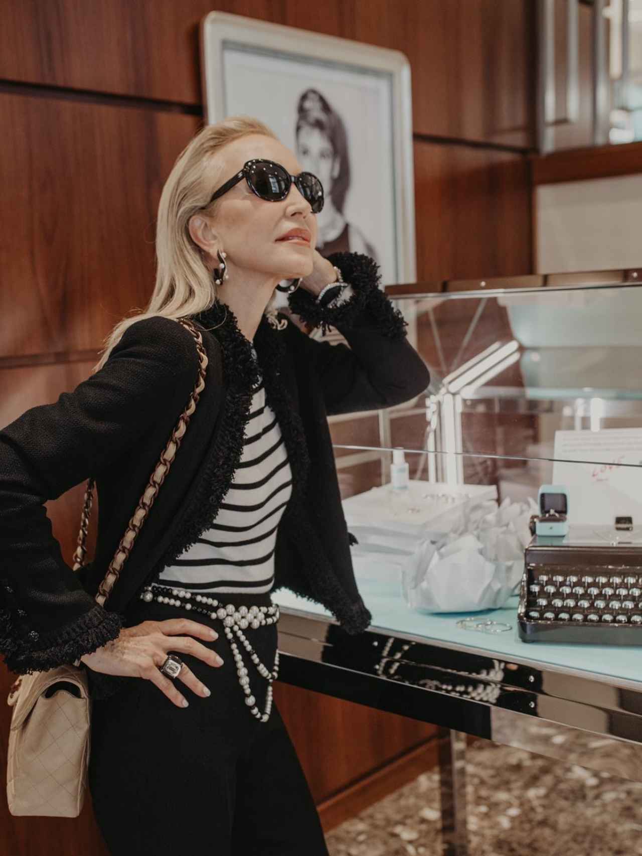 Carmen Lomana con 'total look' de Chanel en la joyería Tiffany's.