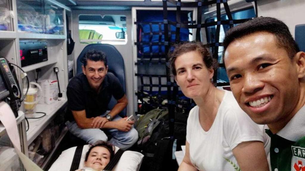 El traslado en la ambulancia de Noelia Traid en Vietnam.