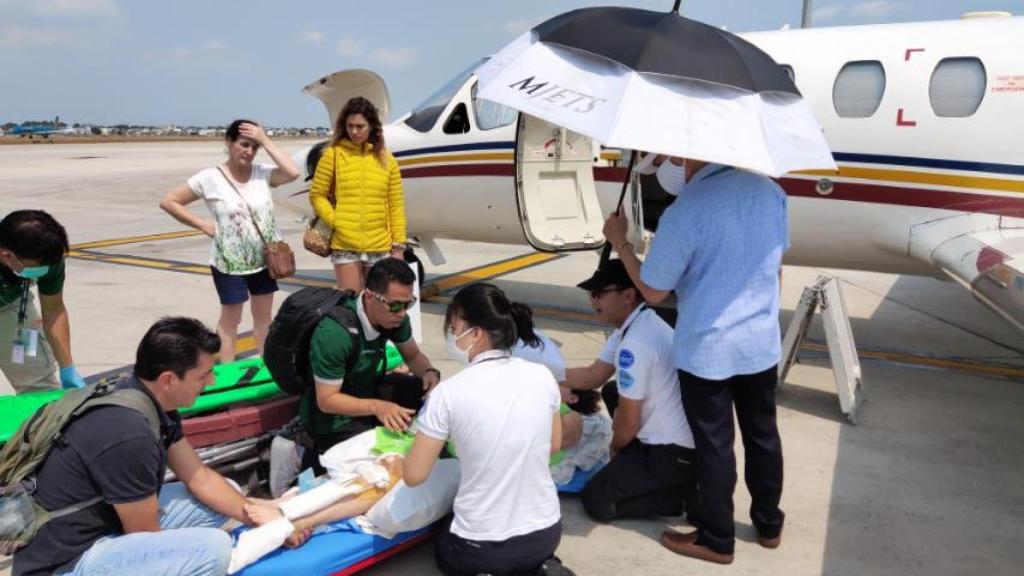 La llegada de las dos jóvenes aragonesas al aeropuerto de Bangkok.