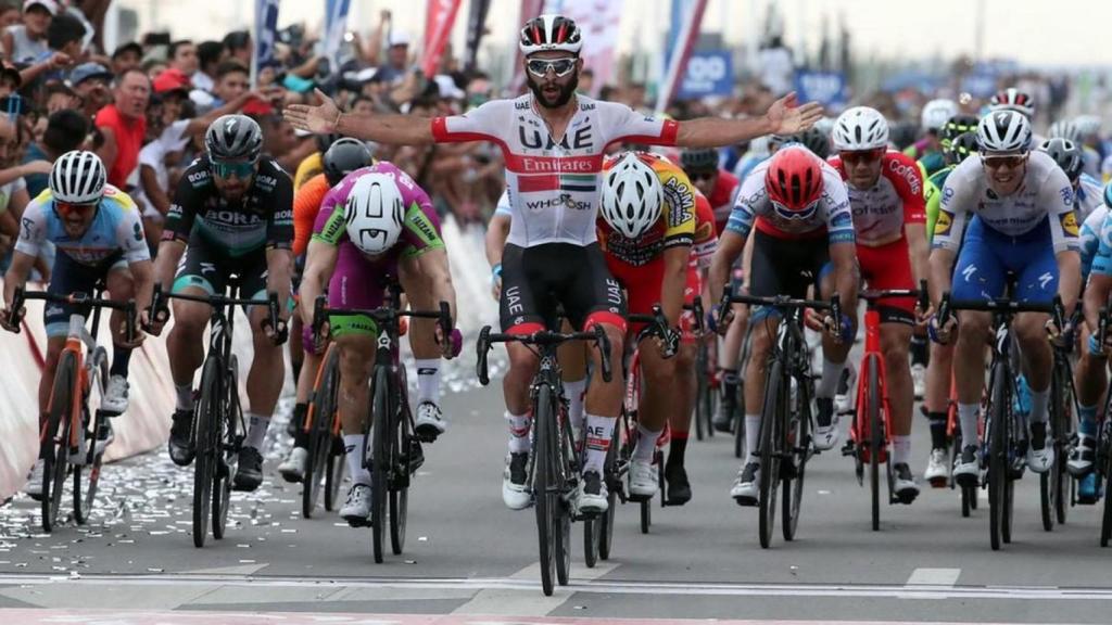 Fernando Gaviria celebra su primera victoria con el UAE