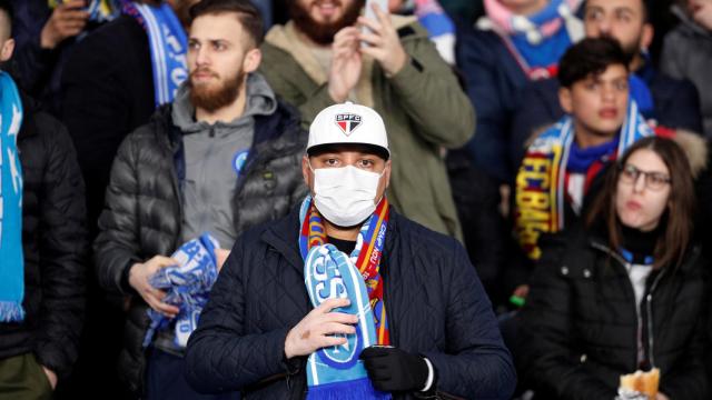 Un aficionado del Nápoles, con mascarilla durante el Nápoles - Barça