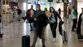 Viajeros procedentes de Italia llegan al aeropuerto de Manises, Valencia.