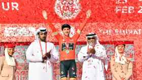 Adam Yates en lo más alto del podio tras su exhibición en el Jebel Hafeet en el UAE Tour