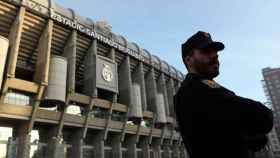 Un agente de la Policía Nacional vigila los aledaños del Santiago Bernabéu