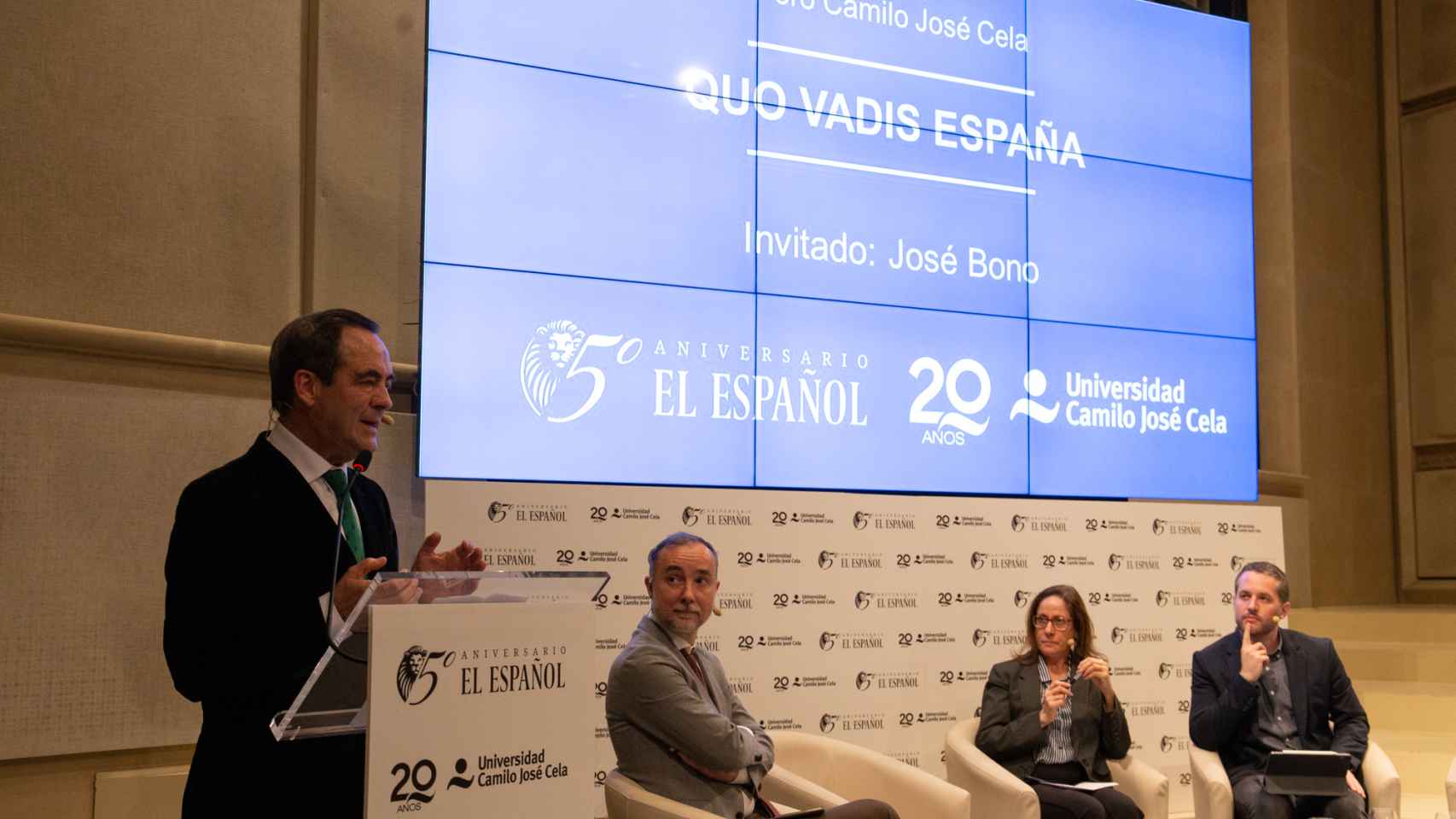 José Bono, expresidente del Congreso, junto a los periodistas Cristian Campos, María Peral y Daniel Basteiro.