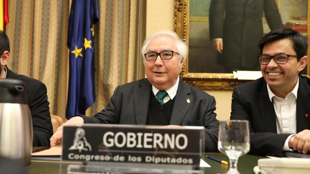 El ministro de Universidades, Manuel Castells y el secretario primero del Congreso por En Comú Podem, Gerardo Pisarello.