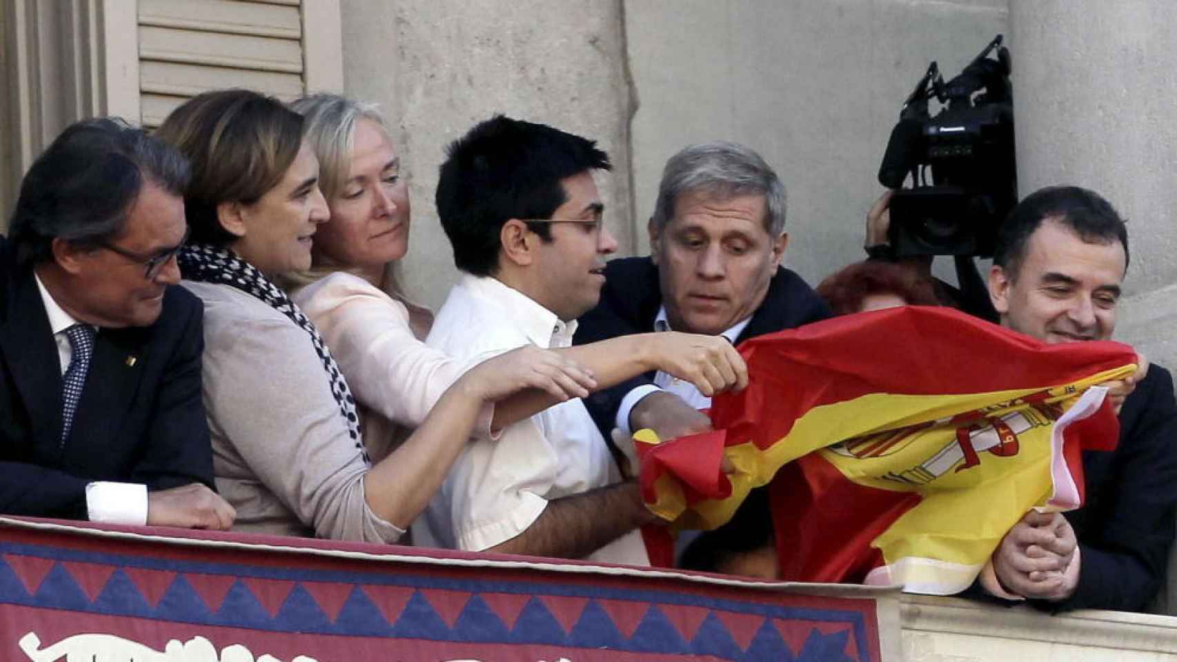 Gerardo Pisarello, teniente alcalde de Barcelona, le quita la bandera de España al concejal del PP Alberto Fernández, en el balcón del Ayuntamiento durante las fiestas de la Mercé.