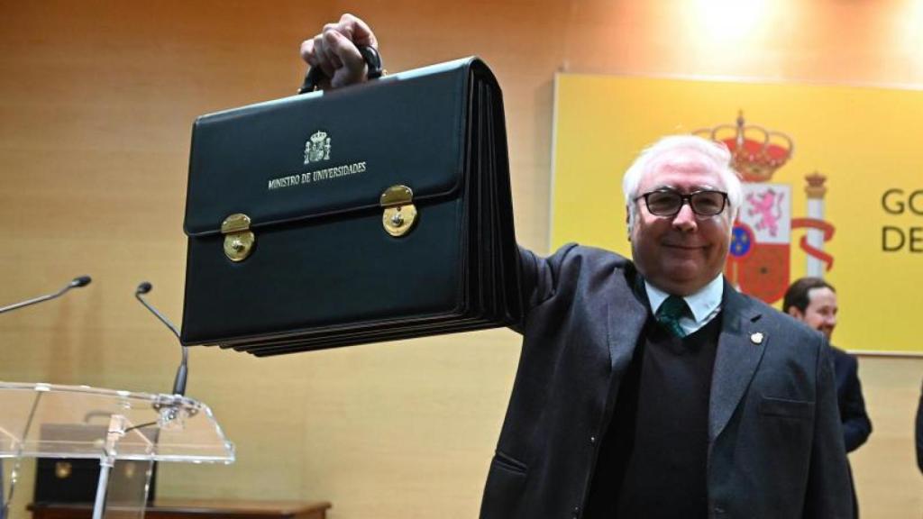 El ministro Manuel Castells, tras recibir la cartera de Universidades, con Pablo Iglesias al fondo.