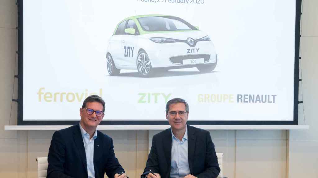 Momento de la firma del acuerdo entre Ferrovial y Grupo Renault.