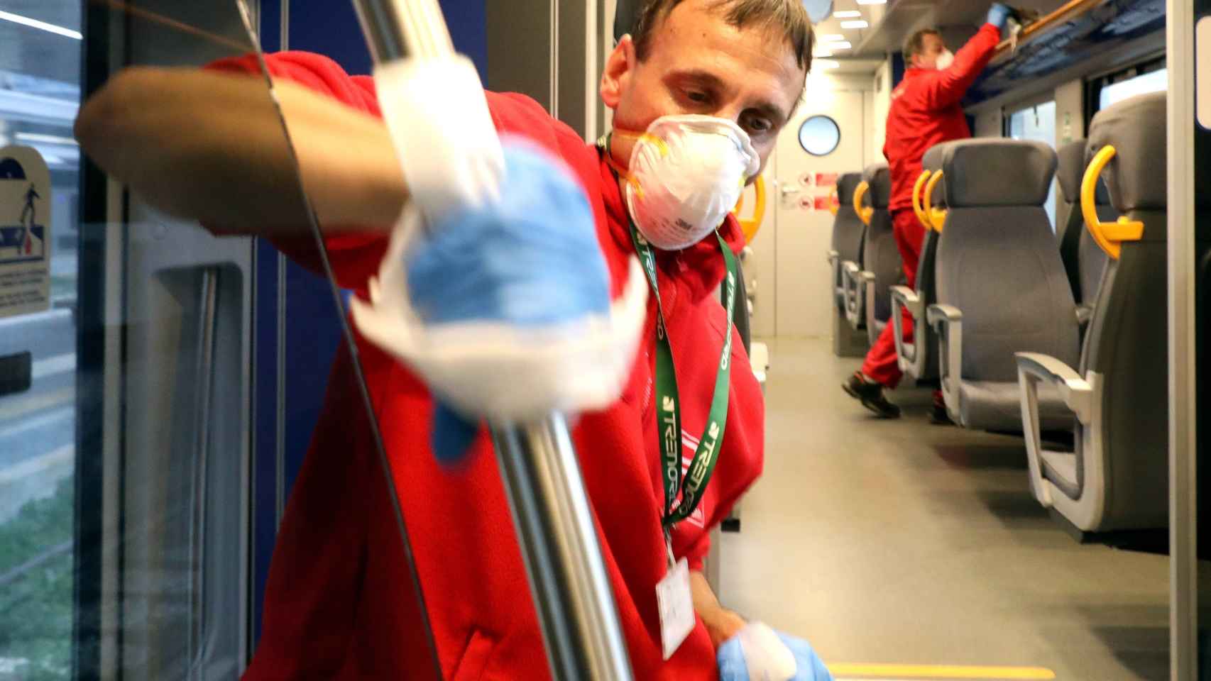 Unos operarios desinfectan un tren.