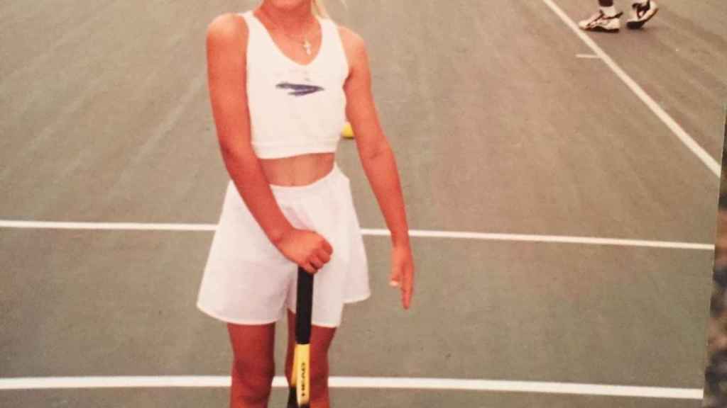 Maria Sharapova, sujetando una raqueta de tenis, durante su infancia