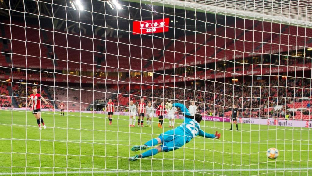 Garazi marcando de penalti.