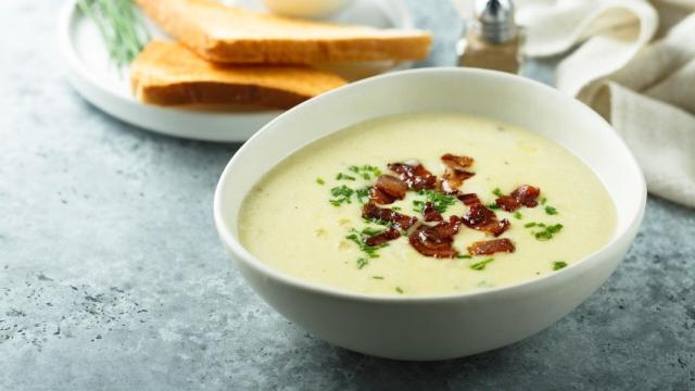 Crema de espárragos con bacon, receta fácil y reconfortante