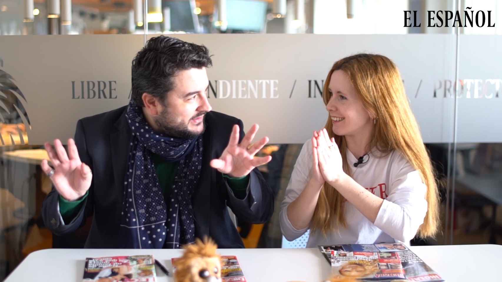 Jesús Carmona y Ane Olabarrieta en el kiosco rosa en vídeo.