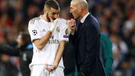 Karim Benzema recibe órdenes de Zinedine Zidane durante el partido ante el City
