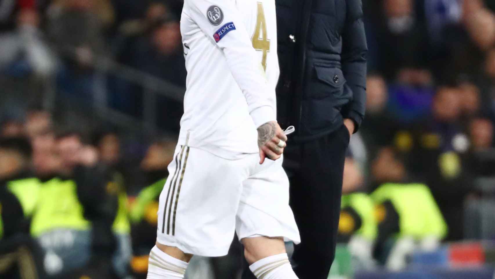 Zidane consuela a Sergio Ramos tras su expulsión