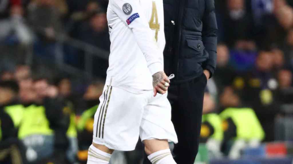 Zidane consuela a Sergio Ramos tras su expulsión