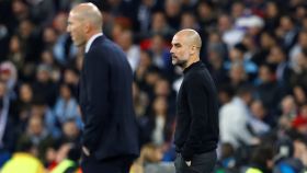 Zidane y Guardiola, dando órdenes a sus jugadores desde la banda del Santiago Bernabéu