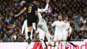 Gabriel Jesus remata a gol un centro tras una polémica acción con Ramos