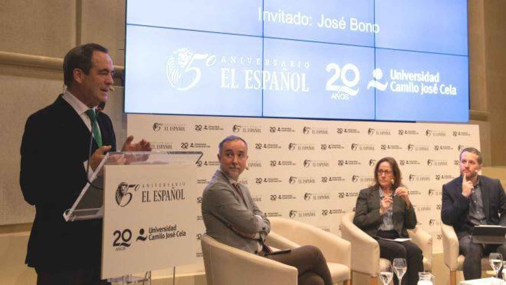 Bono y los periodistas Cristian Campos, María Peral y Daniel Basteiro.