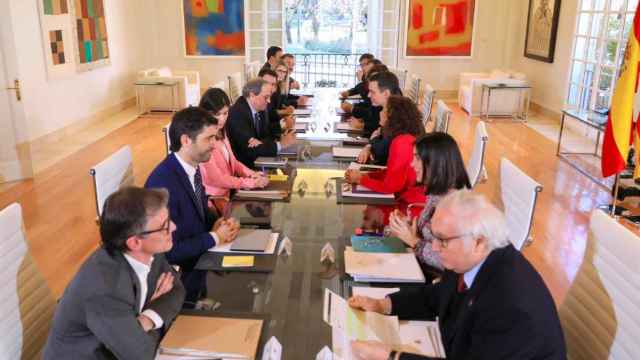 Mesa de negociación entre gobiernos en Moncloa.