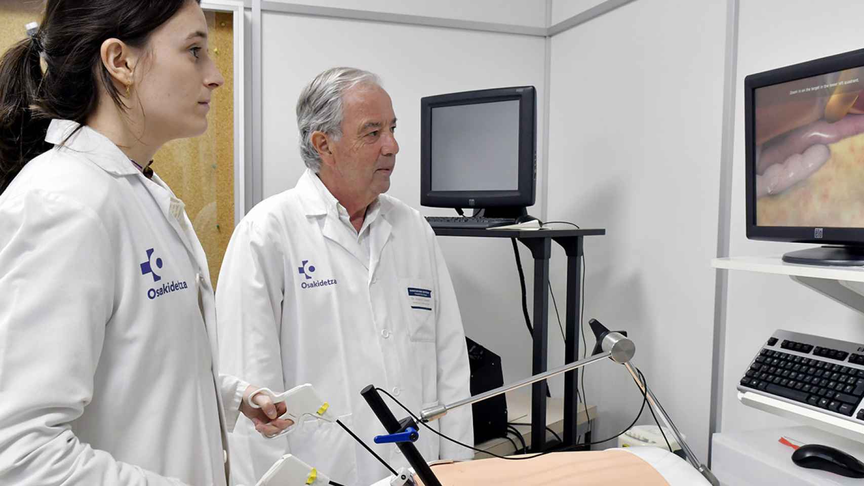 El doctor Joaquín Losada con uno de sus alumnos en el hospital virtual.