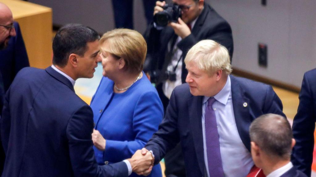 Boris Johnson saluda a Pedro Sánchez durante la cumbre del 'brexit' François Lenoir/Reuters