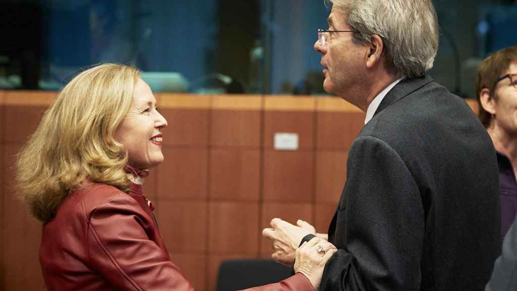Nadia Calviño conversa con Paolo Gentiloni durante una reunión del Eurogrupo