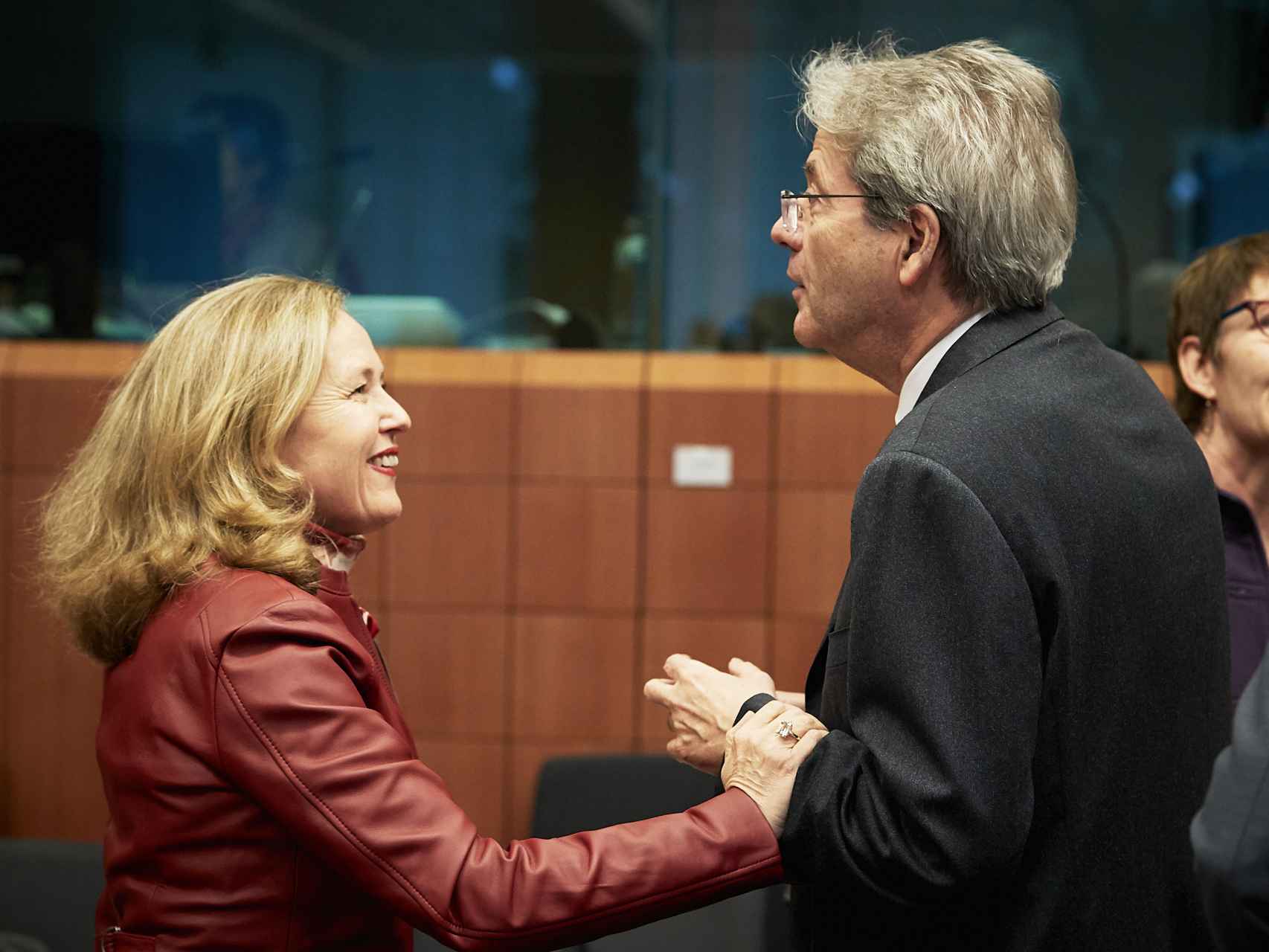 Nadia Calviño conversa con Paolo Gentiloni durante una reunión del Eurogrupo