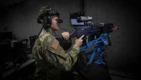 Militar estadounidense entrenando con un sistema de realidad virtual.