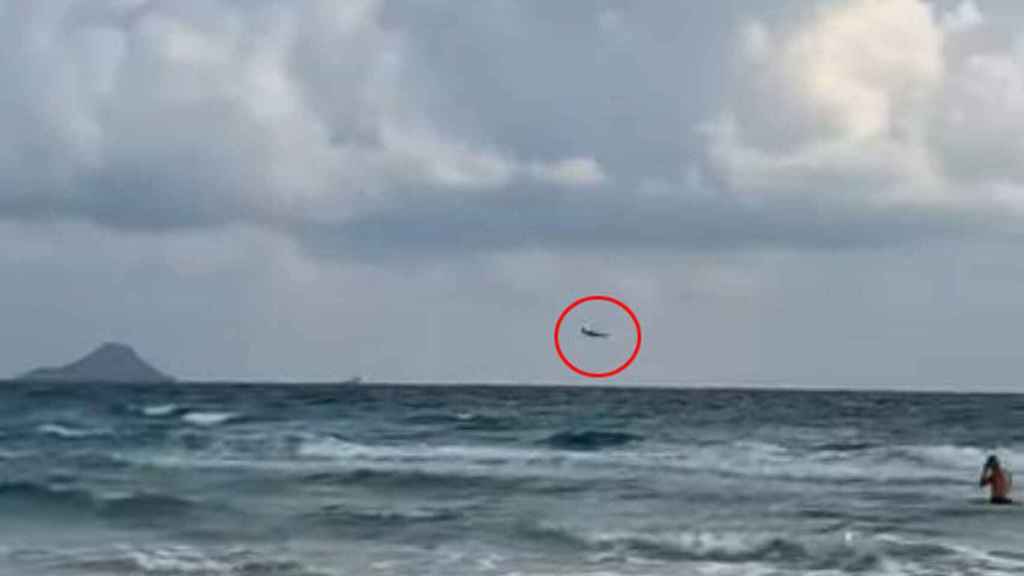 Un avión del Ejército del Aire se estrella contra el mar en La Manga (Murcia).